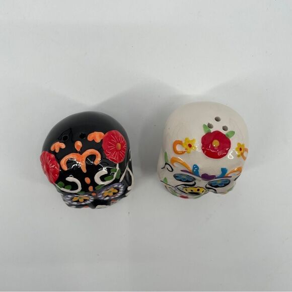 Day of the Dead Sugar Skull Salt & Pepper Shakers - Picture 2 of 6